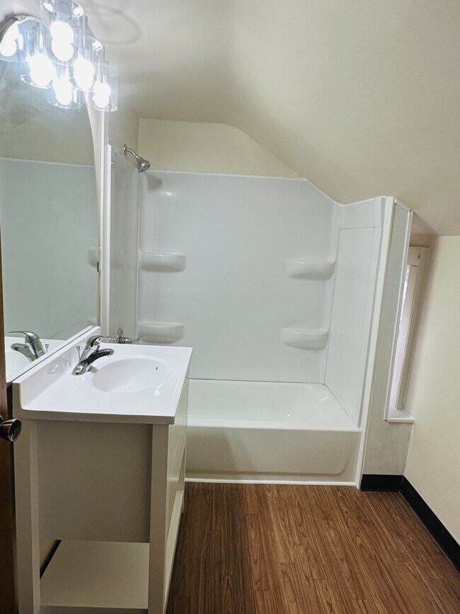 Building Photo - 340 N Mill St