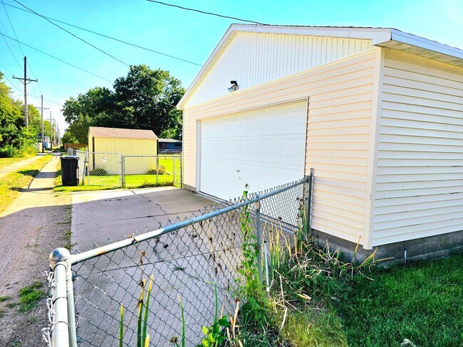 Building Photo - 1133 N Howard Ave