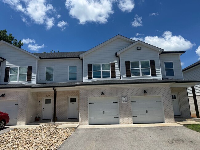 Building Photo - 2 Bed/2.5 Bath Townhome with Garage (Trash Included)