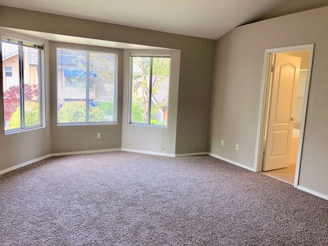 Building Photo - $2,550 Champlain & Shepherd, 4 Bedroom hom...