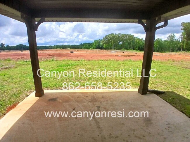 Building Photo - MUST SEE Fantastic 4BR 2/5 BA near everyth...