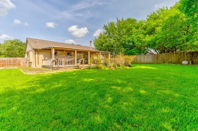 Building Photo - 421 Indianmeadow Dr