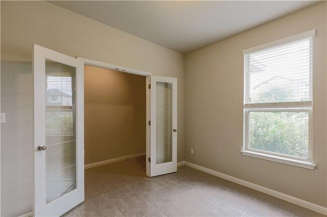 Building Photo - Lovely and Cozy 3/BR and 2/BA Home in Roun...