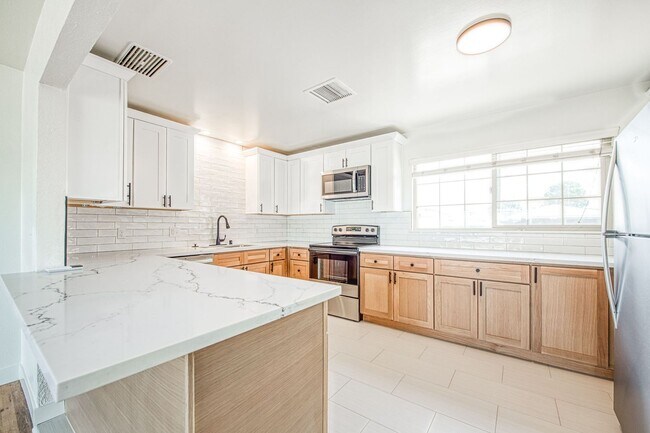 Building Photo - Adorable 3 BR 1 BA Home In A Well Desired Clovis Neighborhood - **SPECIAL-HALF OFF SECOND MONTH R...