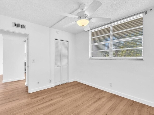 Building Photo - 9470 Poinciana Pl