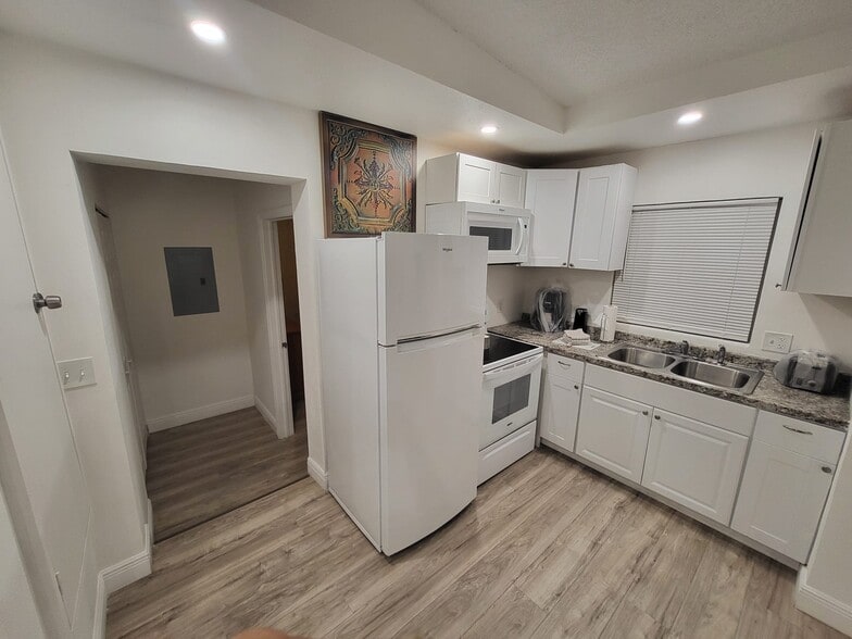 Building Photo - 802 Ferndell Rd