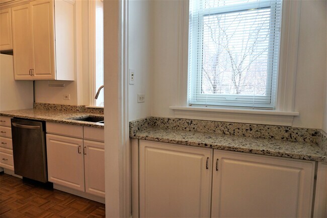 Building Photo - 544 W Fullerton Pkwy