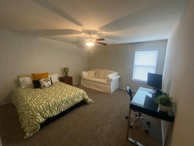 Building Photo - 24207 Oakdale Hls