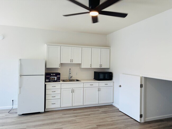 Building Photo - Excellent Studio in Pauoa with Parking