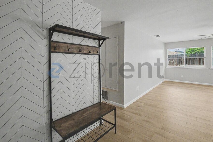 Building Photo - Unit