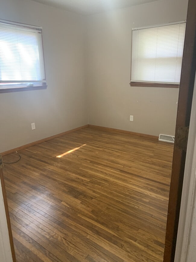 Building Photo - 513 W Clark St