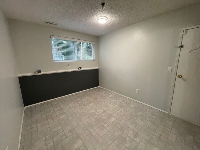 Building Photo - Gorgeous 4 Bedroom Home In Desirable West Beach Area!