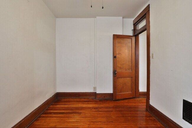 Building Photo - 4 Bedroom North Campus Newly Remodeled House with 2 Decks and Patio