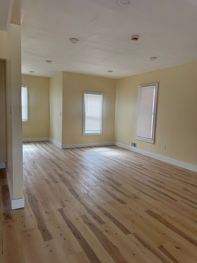 Building Photo - 4 Bedroom 1.5 home near downtown Detroit