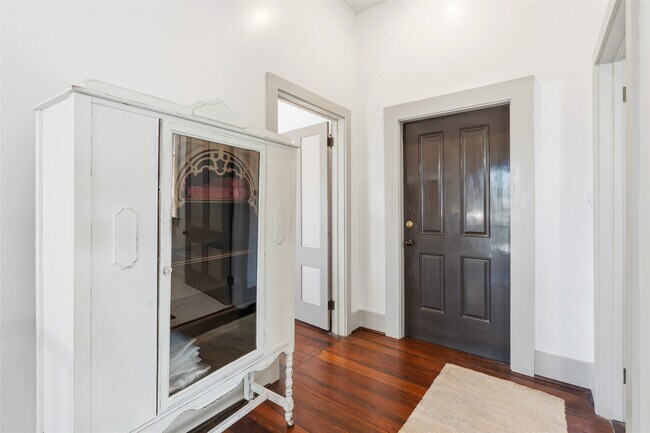 Building Photo - 614 16th St