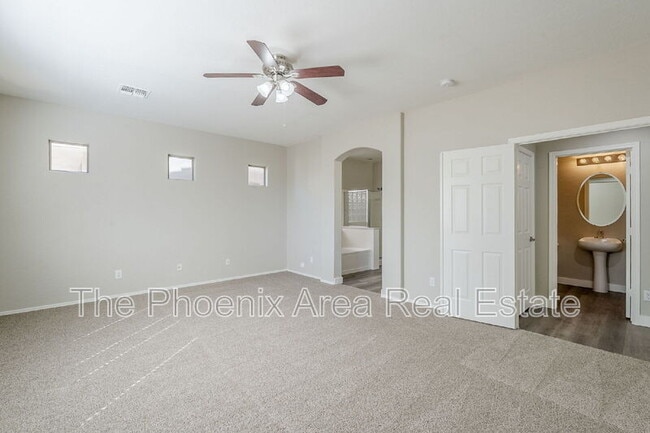 Building Photo - 45929 W Sky Ln