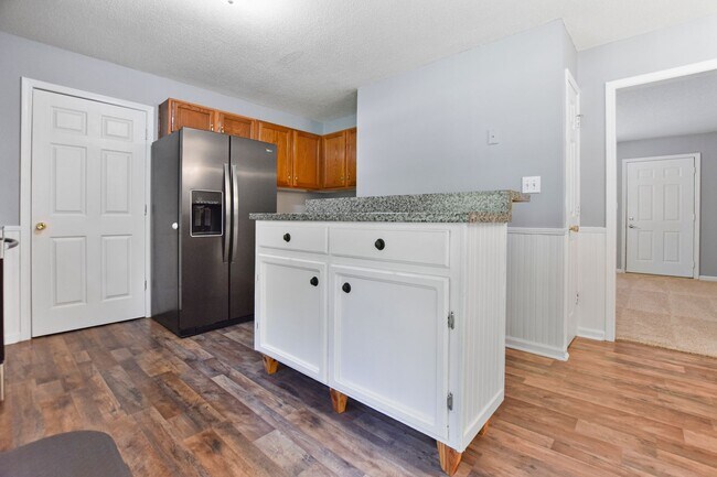 Building Photo - Pet Friendly Three Bedroom!