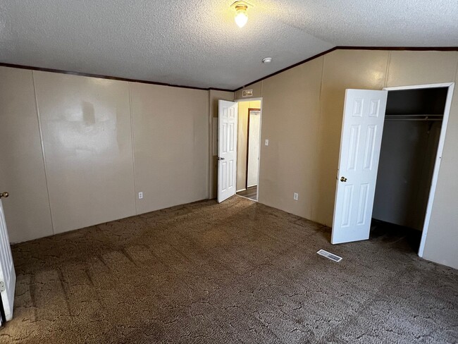 Building Photo - Elegant 3-Bed, 2-Bath Home for Rent: Move-...