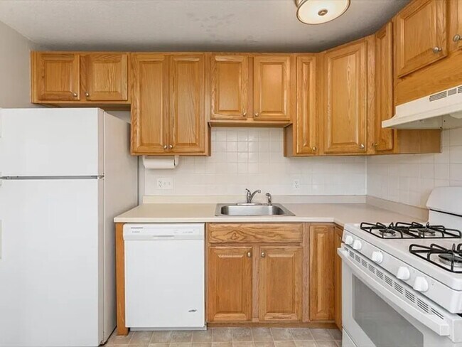 Building Photo - 39 Farrwood Ave