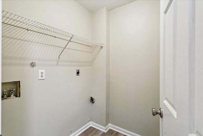 Building Photo - Updated 2 Bedroom 2 Bath Condo Near Fort Eustis and Williamsburg