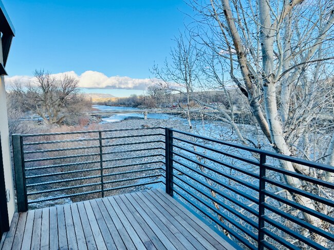 Building Photo - 1001 River Dr