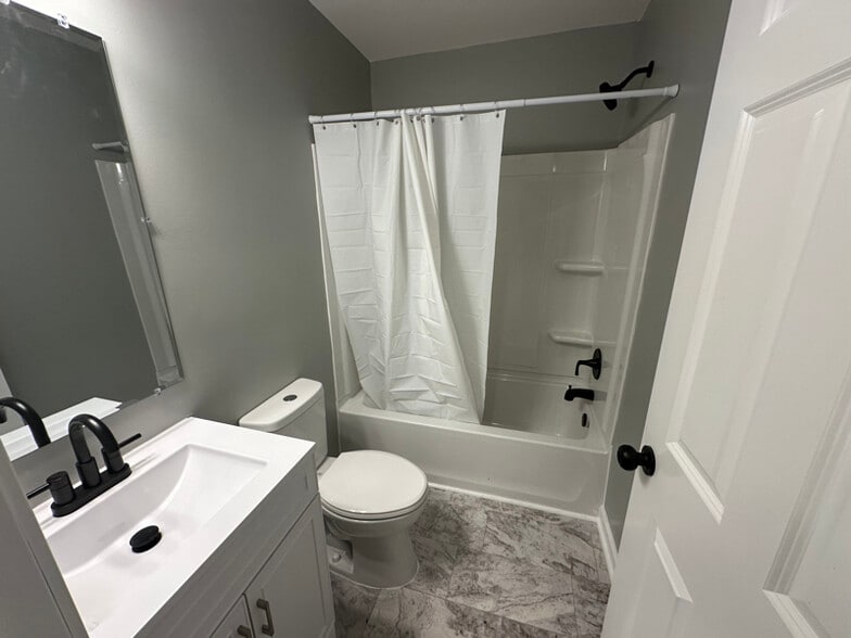 Building Photo - 123 S Sam Davis Ave