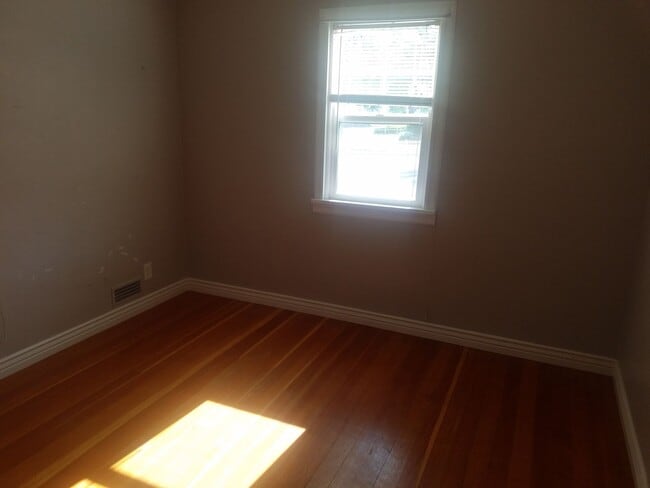 Building Photo - Charming Main level apartment