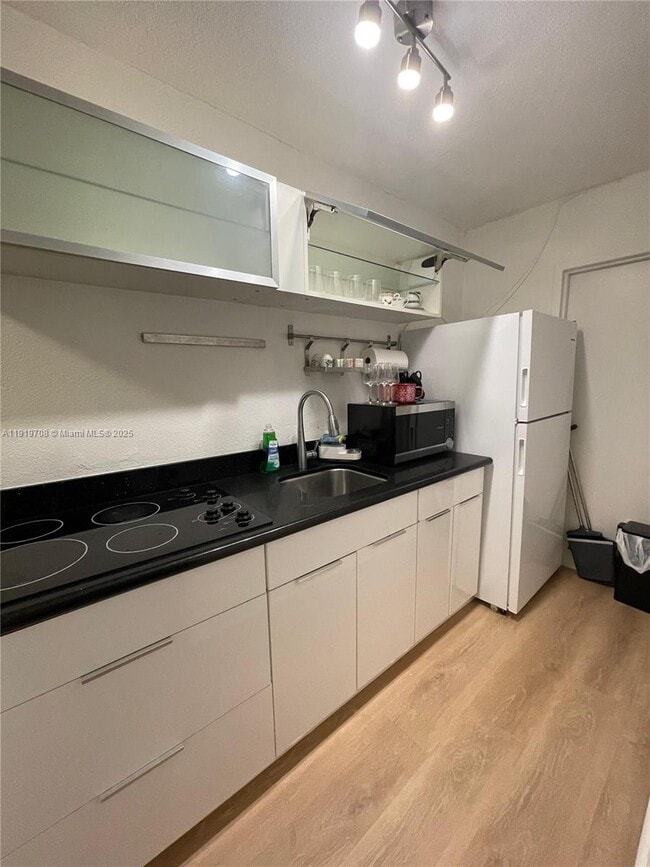 Building Photo - 1255 Collins Ave