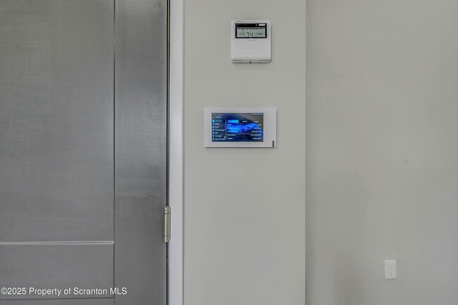 Building Photo - 215 Hickory St