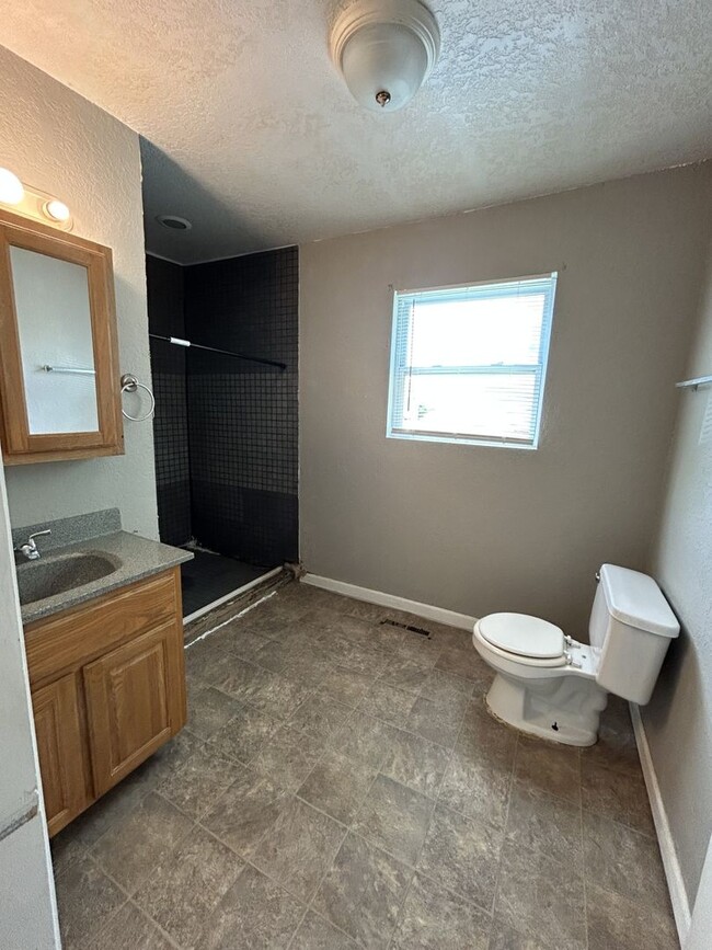 Building Photo - 1 BEDROOM 1 BATH AVAILABLE NOW!