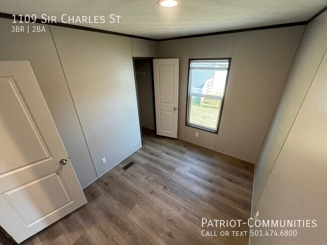 Building Photo - 1109 Sir Charles St