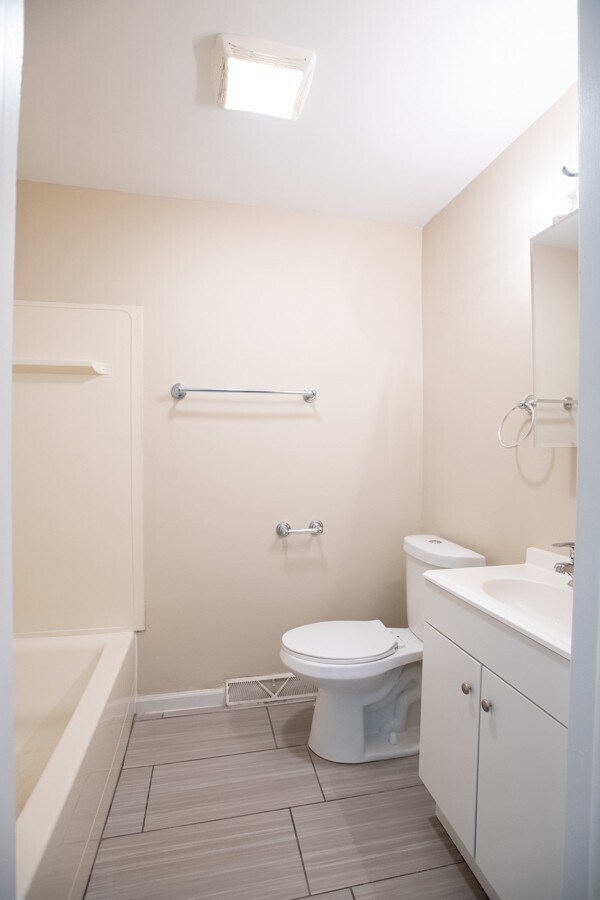 Building Photo - 1020/1022 E Center Townhouse, Riverwest, E...