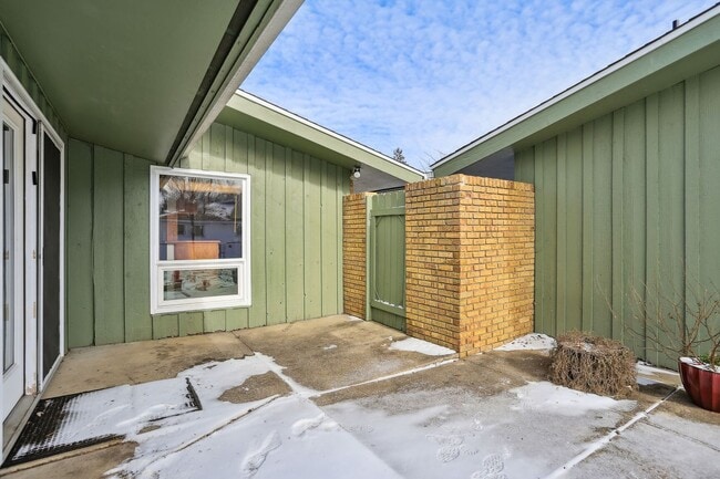 Building Photo - 1115 Broadmoor Dr