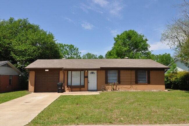 Primary Photo - Charming 3-Bedroom Home in Mesquite – Conv...