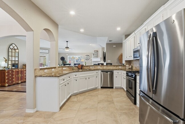 Building Photo - 102 Golfview Ct