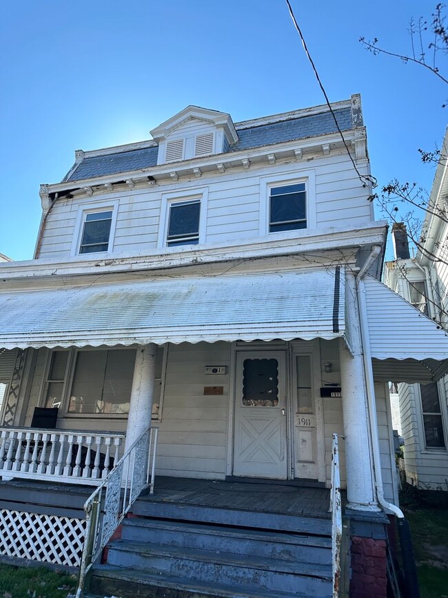 Primary Photo - 1911 Fairmount Ave
