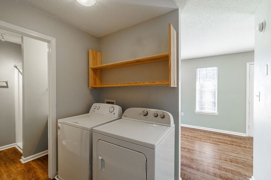 Building Photo - 138 welch Place, unit 4