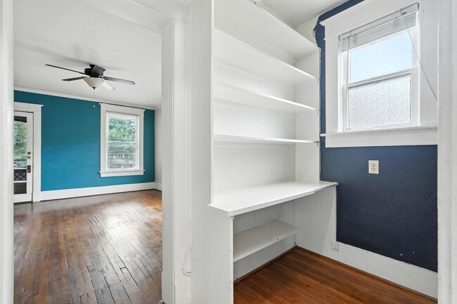 Building Photo - Beautiful 3-Bedroom Triplex in the Munger ...