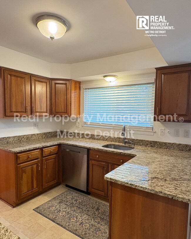 Building Photo - 4-Bedroom Single-Family Home in Troy, Michigan