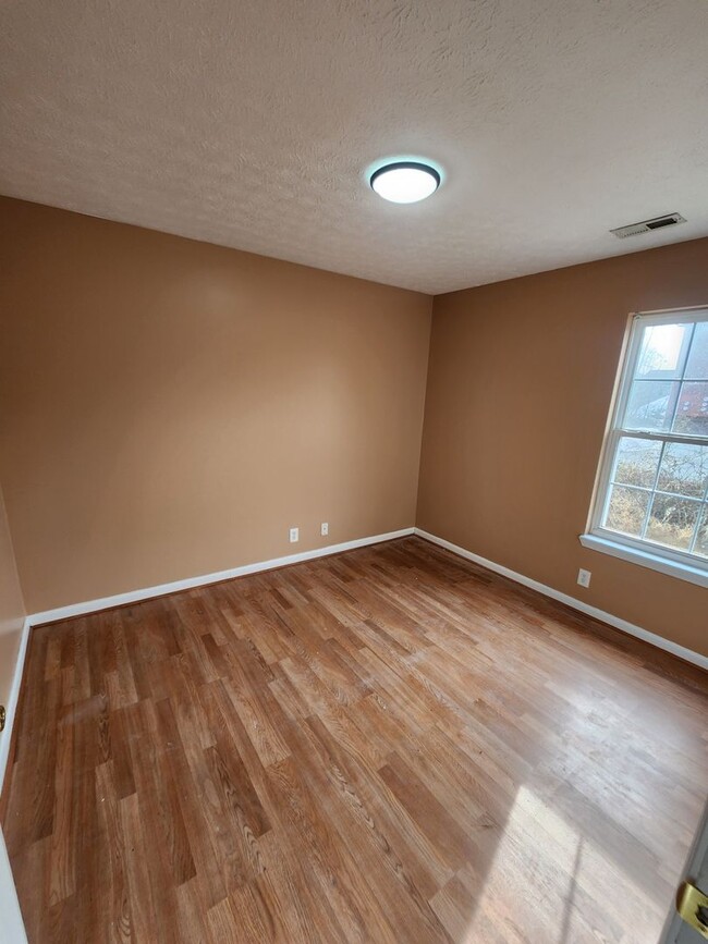 Building Photo - Spacious 2 bedroom 1st floor apartment wit...