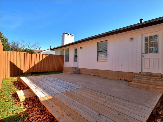 Building Photo - 604 Hill Cove