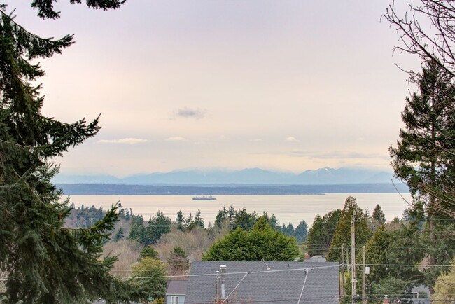 Building Photo - 3Bd/1.75Ba Seattle Condo