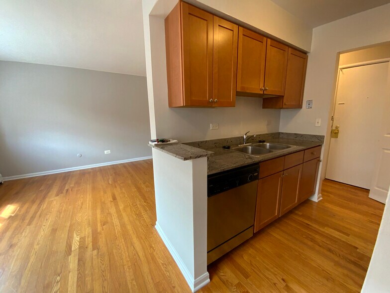 Building Photo - 524 W Oakdale Ave