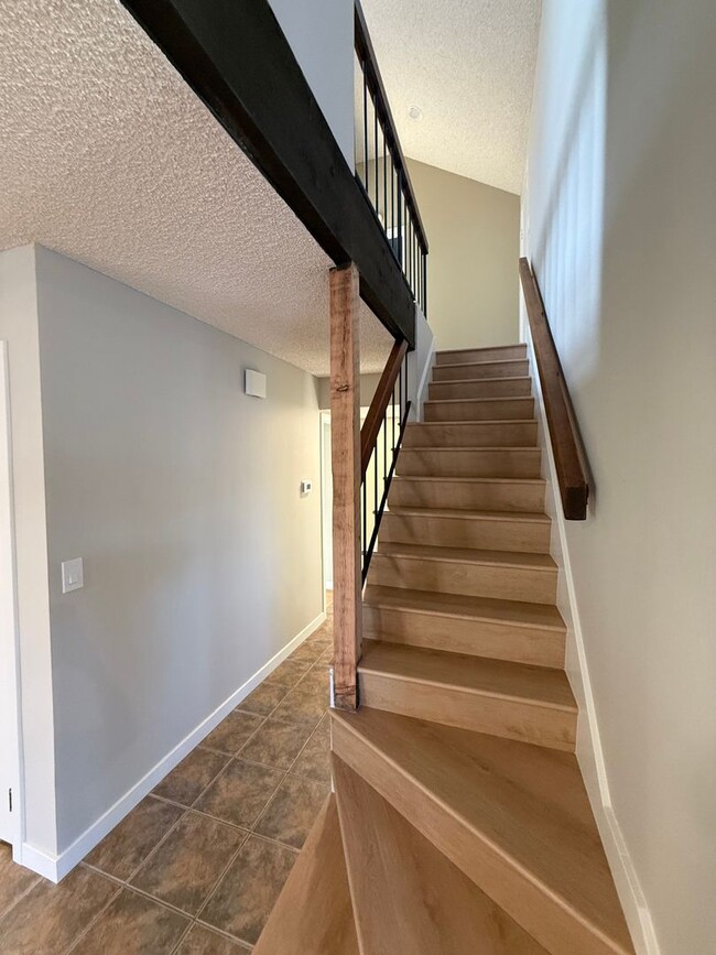 Building Photo - Newly Renovated Home on a Quiet Cul-de-Sac – Available Now