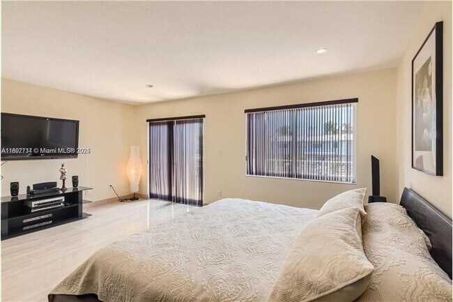 Building Photo - 3864 NE 167th St