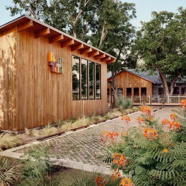 Building Photo - 2213 Poquito St