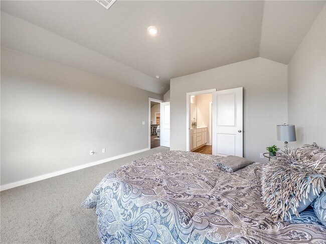 Building Photo - 1270 Lakeview Dr