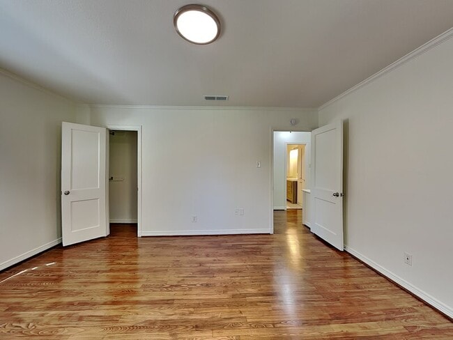 Building Photo - 6442 Bordeaux Ave