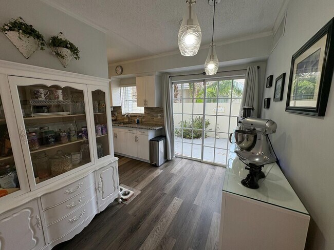 Building Photo - 609 NE 13th Ave