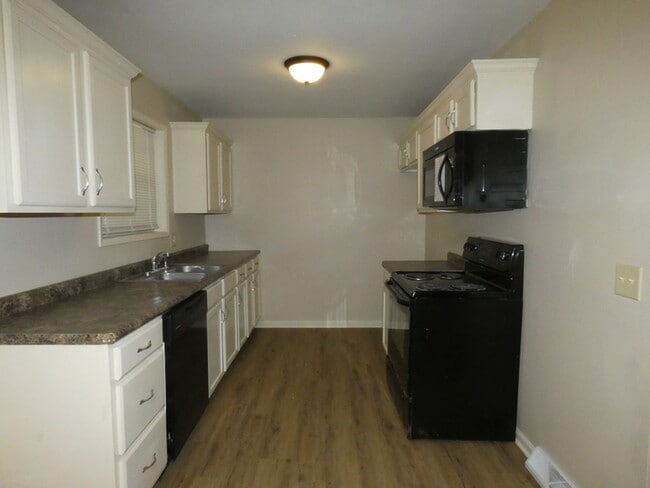 Building Photo - Beautifully Updated Property In North Kans...